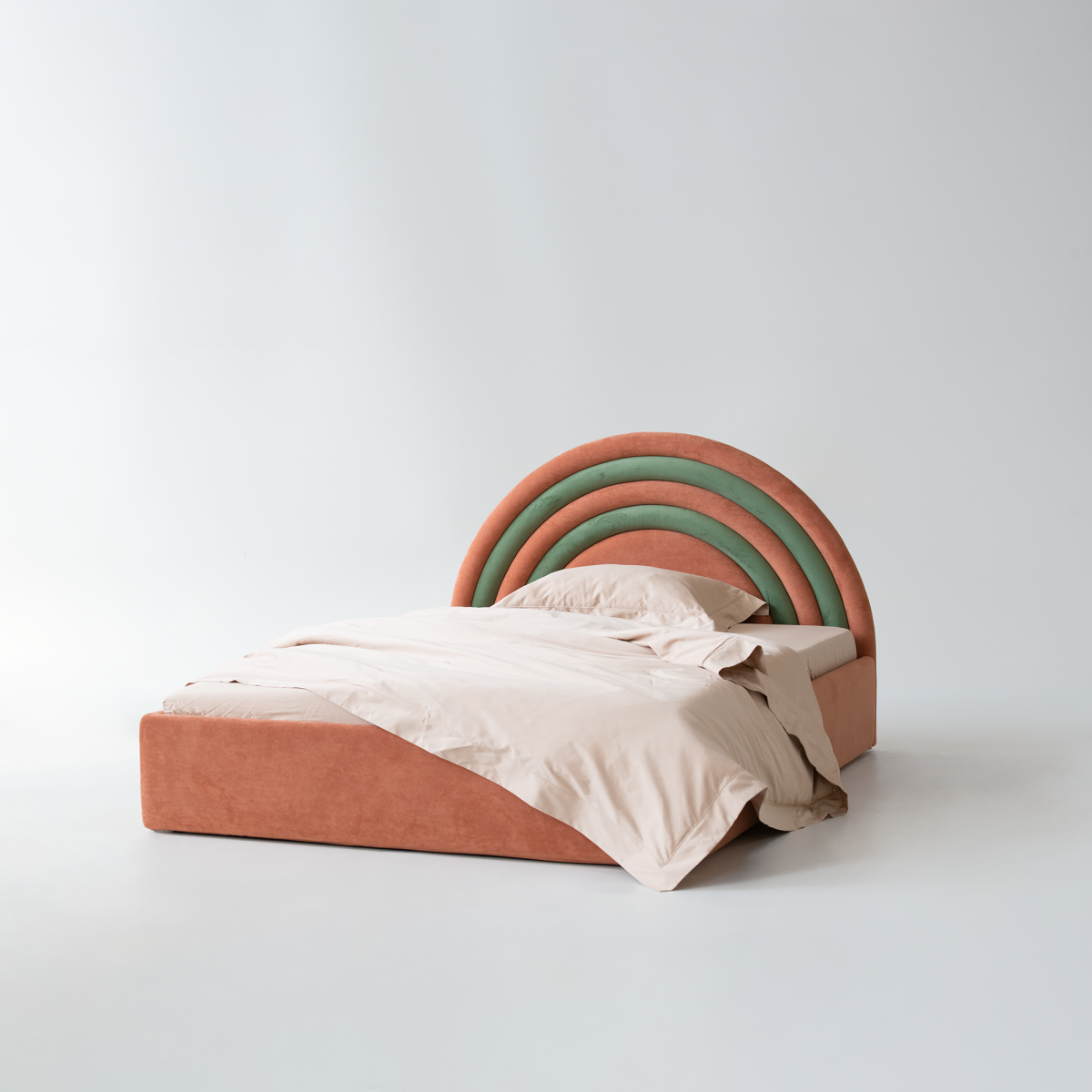 Детская кровать в виде радуги из велюра на заказ