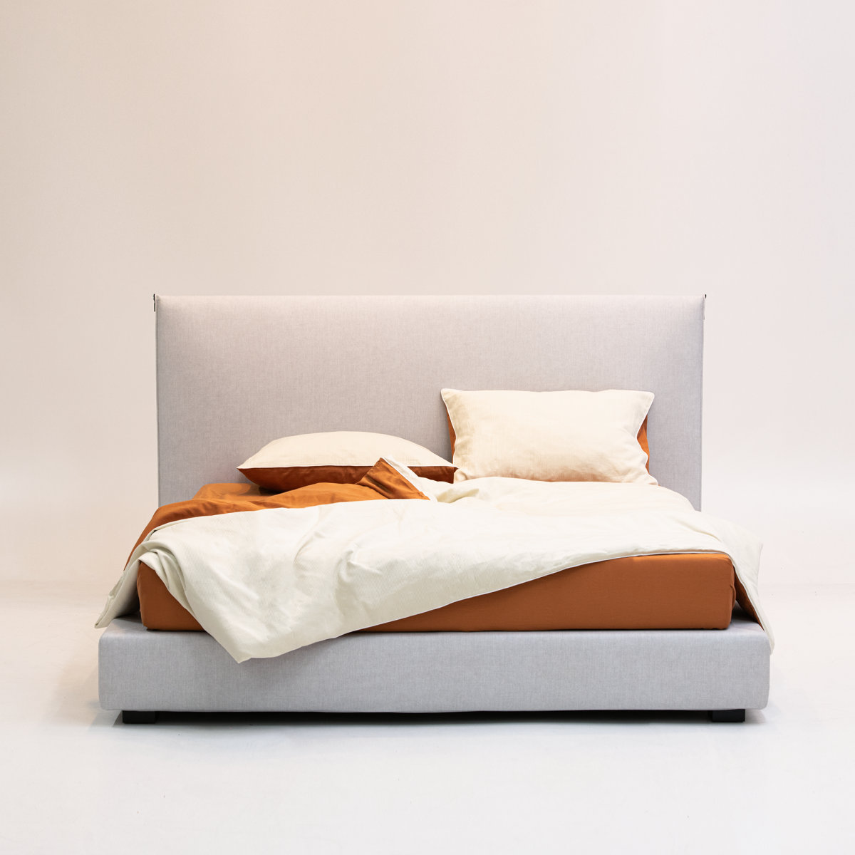Сдержанная и стильная кровать на заказ
